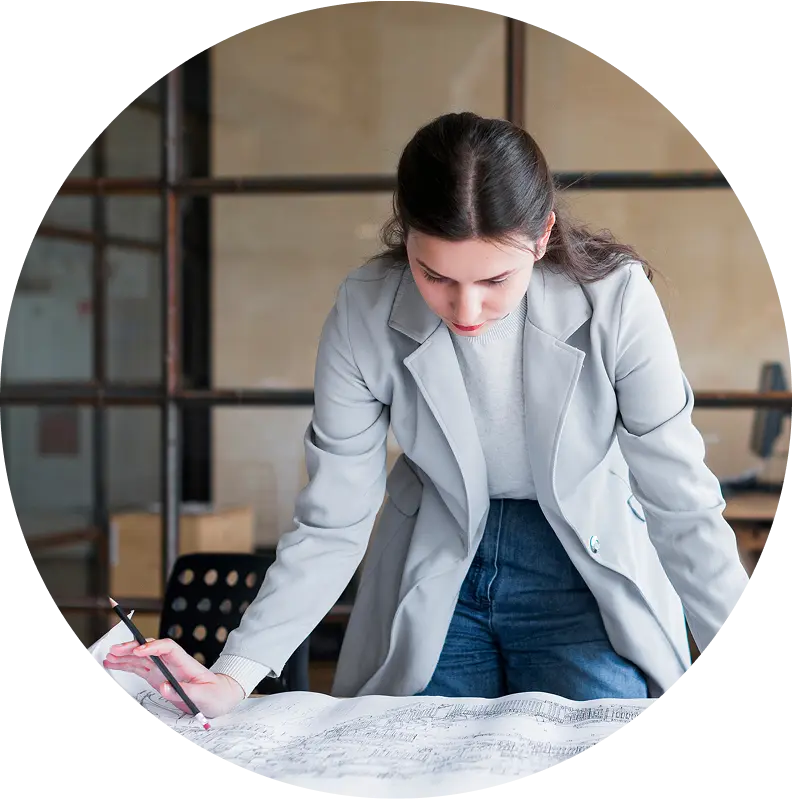 Persona trabajando con documentos que impulsa el proyecto RETECH